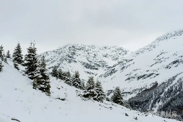 高清摄影 白天被雪覆盖的山