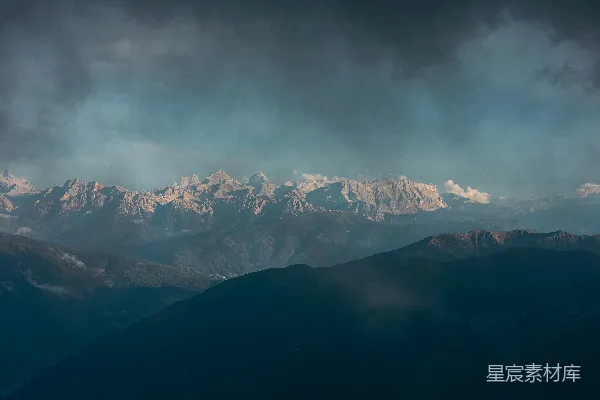 高清摄影 雄伟的雪山在云层密布的天空下。