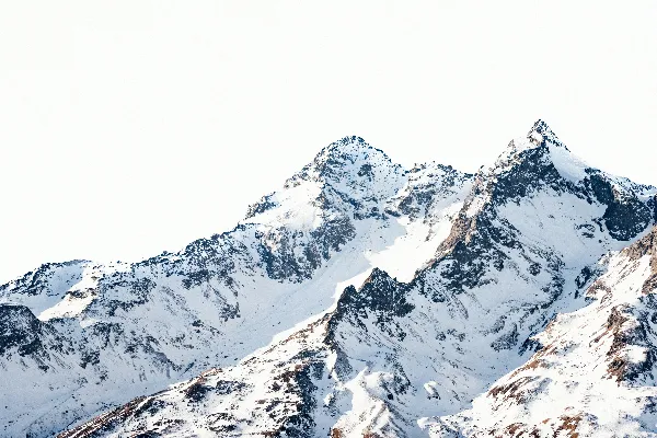 高清摄影 一个滑雪板运动员站在山顶上