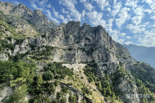 高清摄影 一座布满树木的岩石山
