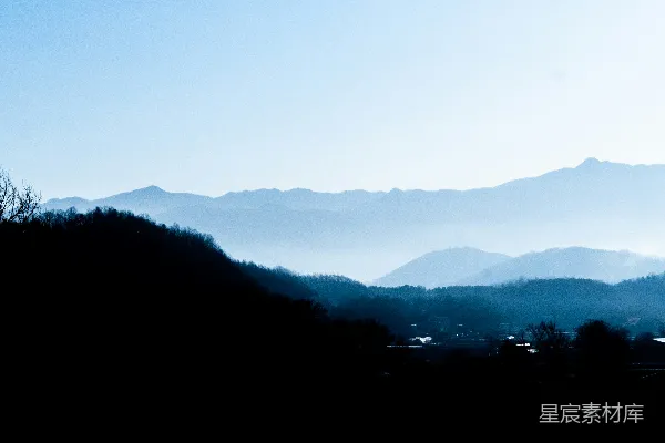 高清摄影 山脉远景，背景是蓝天。