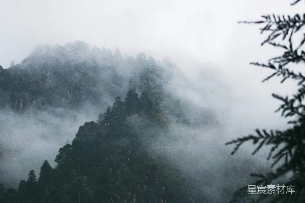 高清摄影 一座非常高大的山峰，被雾和云笼罩着。