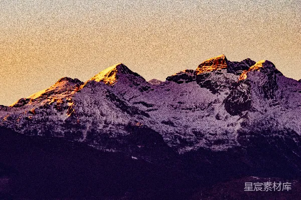 高清摄影 雪山在温暖的夕阳光辉下沐浴。