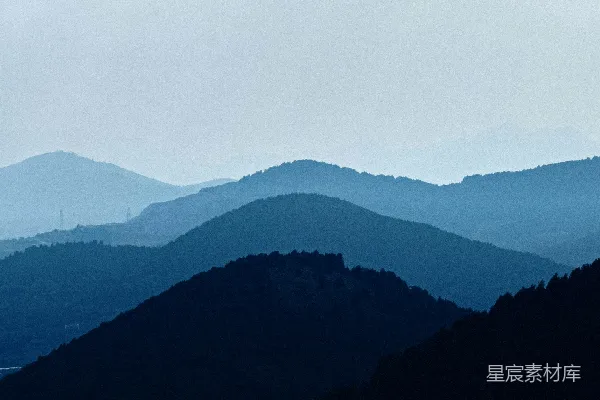 高清摄影 深蓝色的山影在朦胧的天空中显得格外突出。