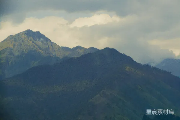 高清摄影 阴云密布下崎岖的山峰