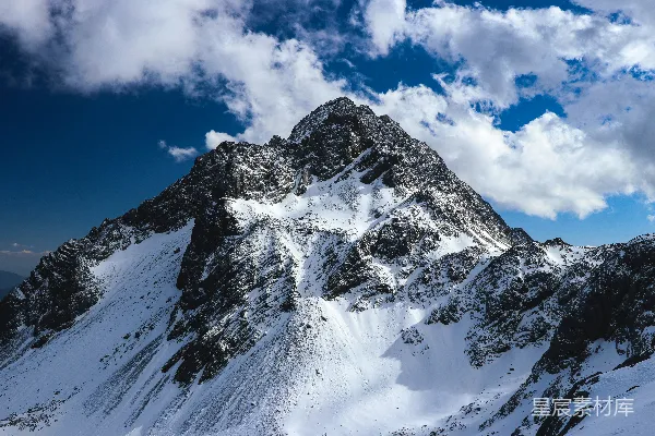 高清摄影 一座积雪的山