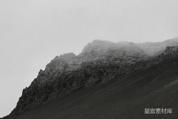 高清摄影 一张黑白照片，展示了一座覆盖着积雪的山。