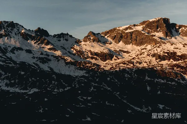 高清摄影 一座白雪覆盖的大山，天空湛蓝。