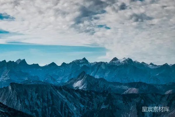 高清摄影 一片山脉的景象，天空中有云彩飘浮。