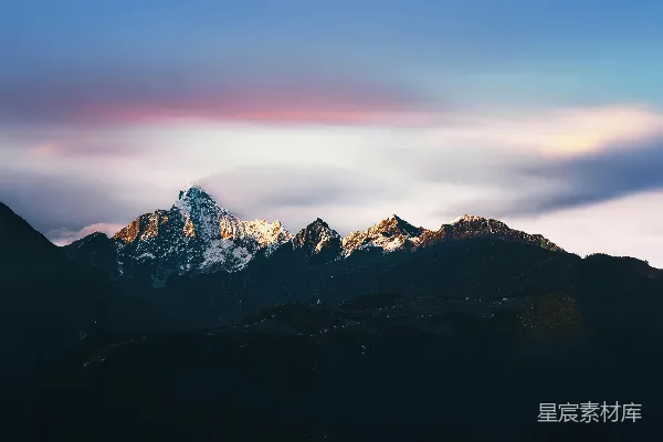 高清摄影 在柔和天空下的雪山