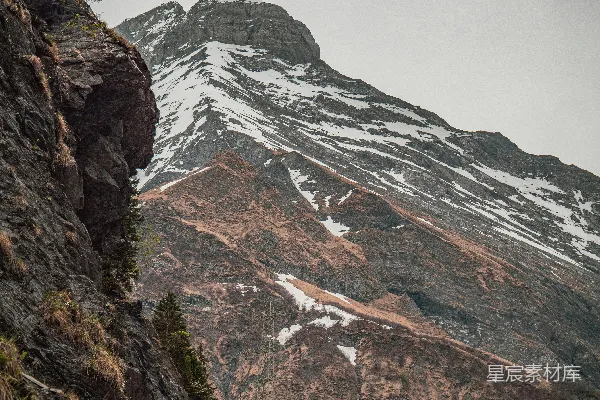高清摄影 云层下的雪山