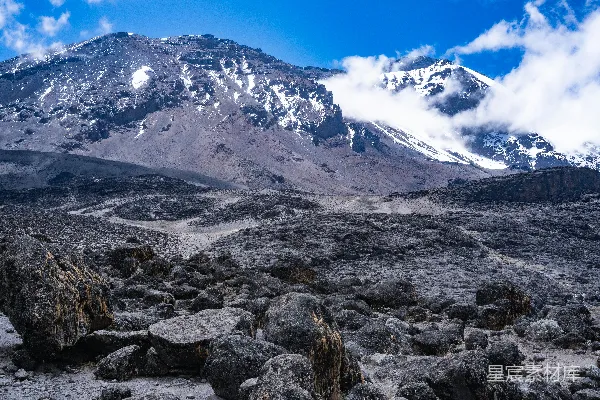 高清摄影 一个岩石区域，上面覆盖着雪山。