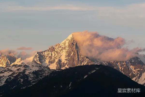 高清摄影 被夕阳照亮的白雪覆盖的山峰。