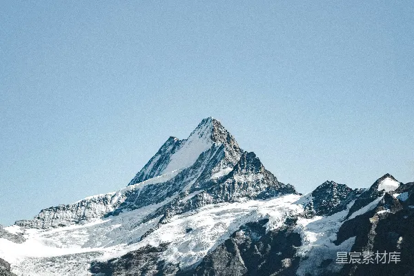 高清摄影 白雪覆盖的山峰在清澈的蓝天之下。