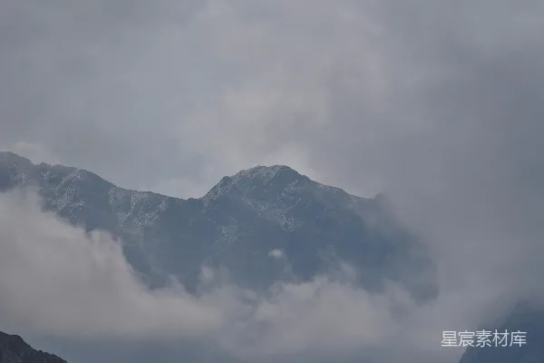 高清摄影 一座山脉在多云的天空下。