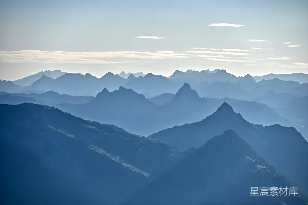 高清摄影 层叠的蓝色山峰在柔和的光线中