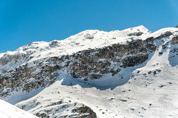 高清摄影 一个男人在雪覆盖的山边滑雪