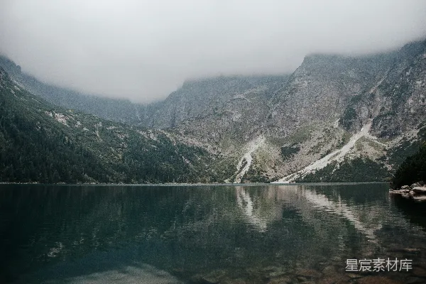 高清摄影 白天时，水边的青山