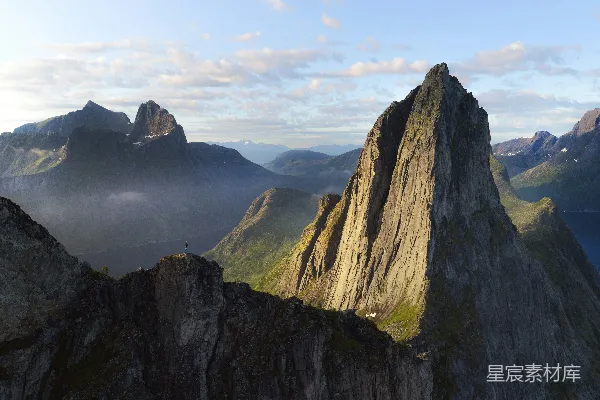 高清摄影 阳光照耀下的崎岖山峰俯瞰着风景如画的峡湾