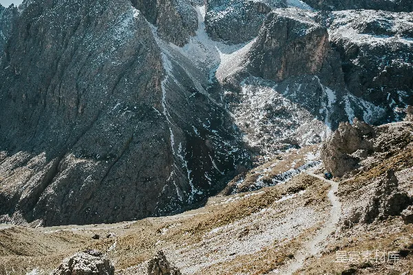 高清摄影 一座岩石山脉，山顶覆盖着积雪。