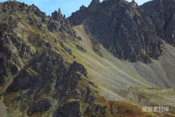 高清摄影 陡峭的山峦在湛蓝的天空下