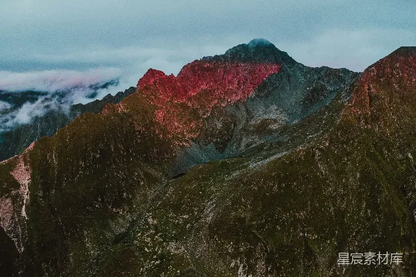 高清摄影 一座红顶的山峰
