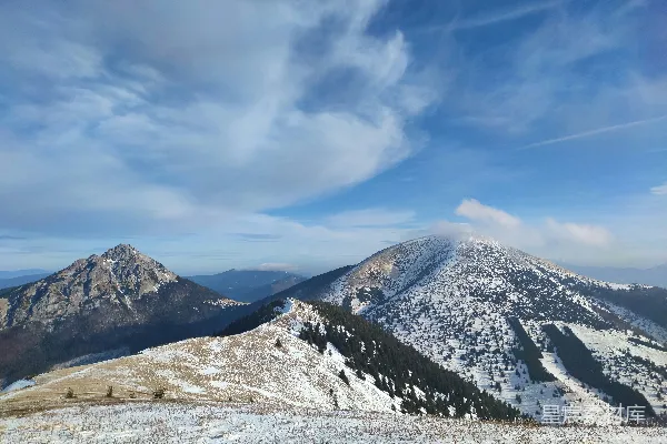 高清摄影 一座被雪覆盖的山脉的景象