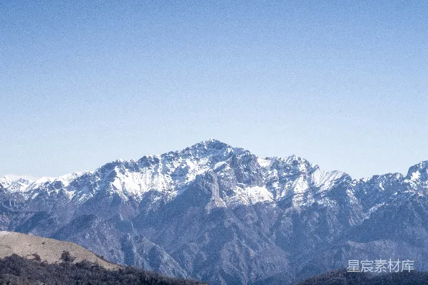 高清摄影 晴空下的积雪覆盖的山峰