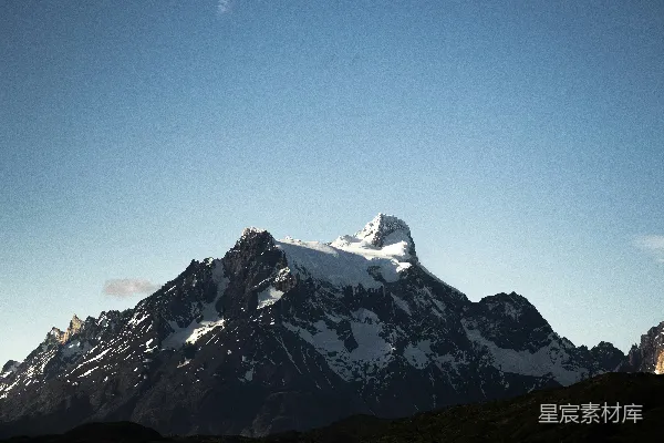 高清摄影 雪山峰峦倒映在冰凉的水中。