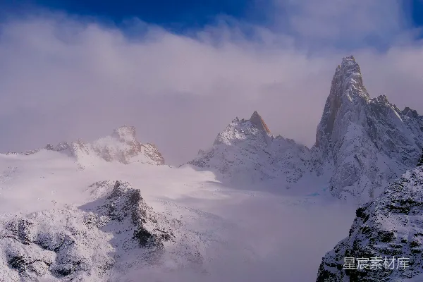 高清摄影 覆盖着积雪和云雾的山脉