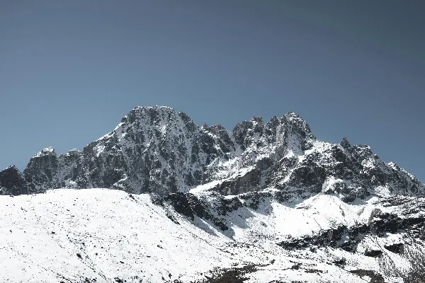 高清摄影 蓝天下的白雪覆盖的山峰