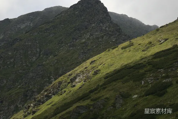 高清摄影 一座山峰，山下有一条峡谷。