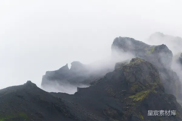 高清摄影 一座被雾气和云层覆盖的非常高的山峰
