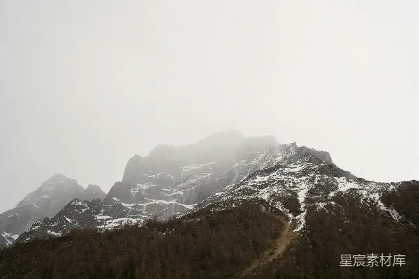 高清摄影 被雾气笼罩的雪山