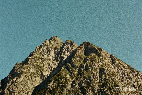 高清摄影 崎岖的山峰在清澈的蓝天映衬下