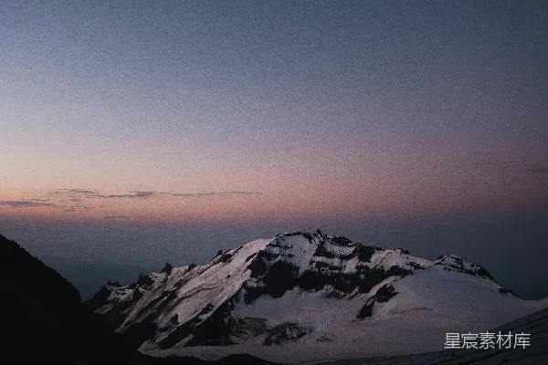 高清摄影 一座覆盖着积雪的山峰，背景是天空。