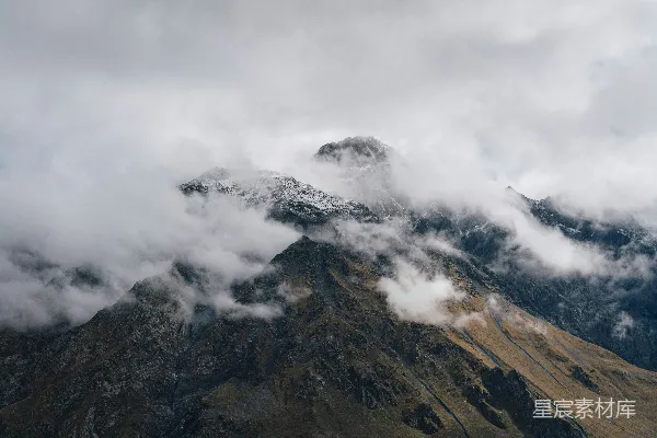 高清摄影 云雾缭绕的山峰