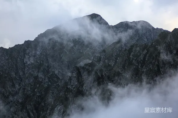 高清摄影 一座山峰，云雾缭绕其下