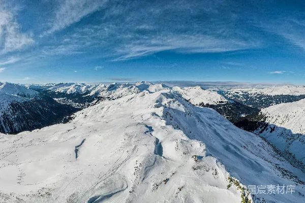 高清摄影 蓝天下的白雪覆盖的山峰