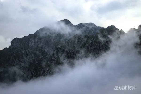 高清摄影 一座山被云雾环绕着