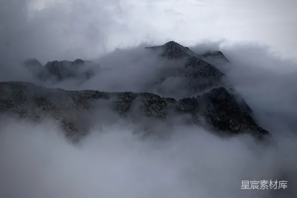 高清摄影 一座被云雾笼罩的山