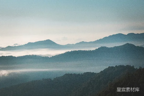 高清摄影 一座山峦在雾中景色