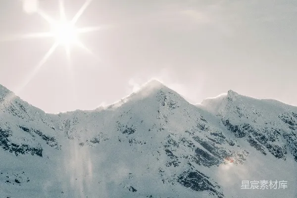 高清摄影 阳光在白雪皑皑的山峰上闪耀。