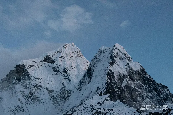 高清摄影 云层密布的雪山