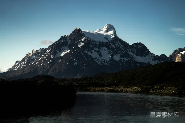高清摄影 白雪覆盖的山脉横跨湖泊。