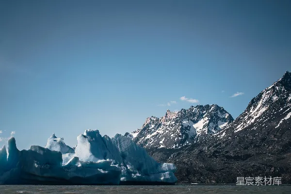 高清摄影 巍峨的雪山和冰川在广阔的蓝天之下。