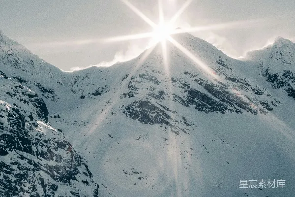 高清摄影 阳光明媚地照耀在雪山上。