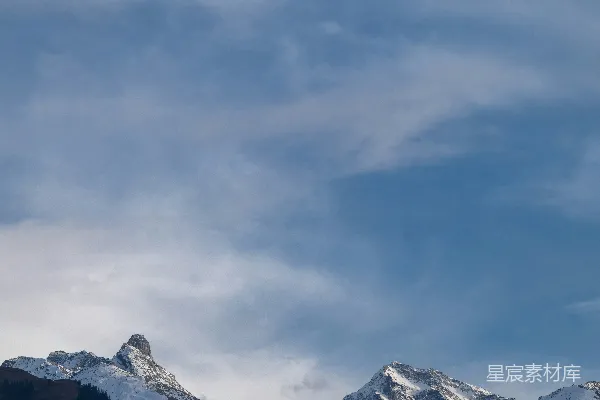 高清摄影 云雾缭绕的蓝天下的雪山