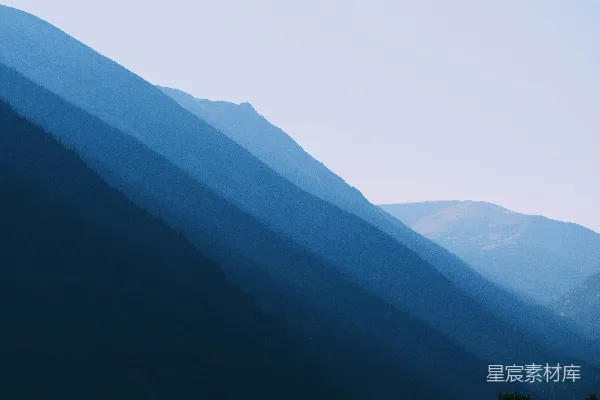 高清摄影 从远处看到的一座山脉的景色