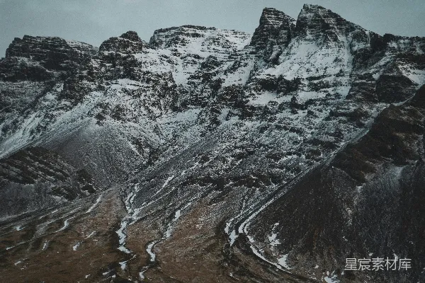 高清摄影 一座覆盖着雪的山峰，天空作为背景。